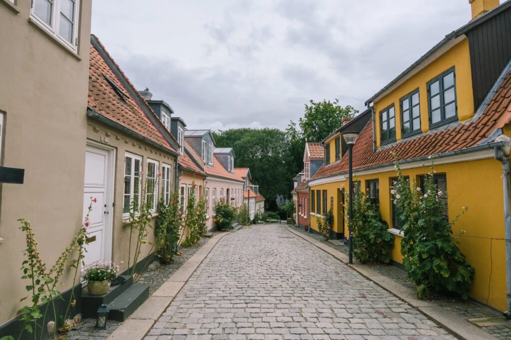 straatbeeld met gele huizen