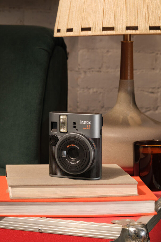 Instax Mini 41 op een stapel boeken