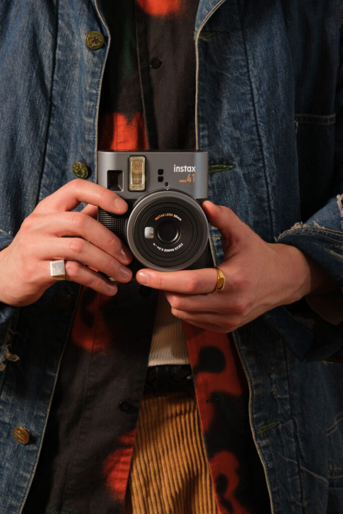 Instax Mini 41 in handen van fotograaf