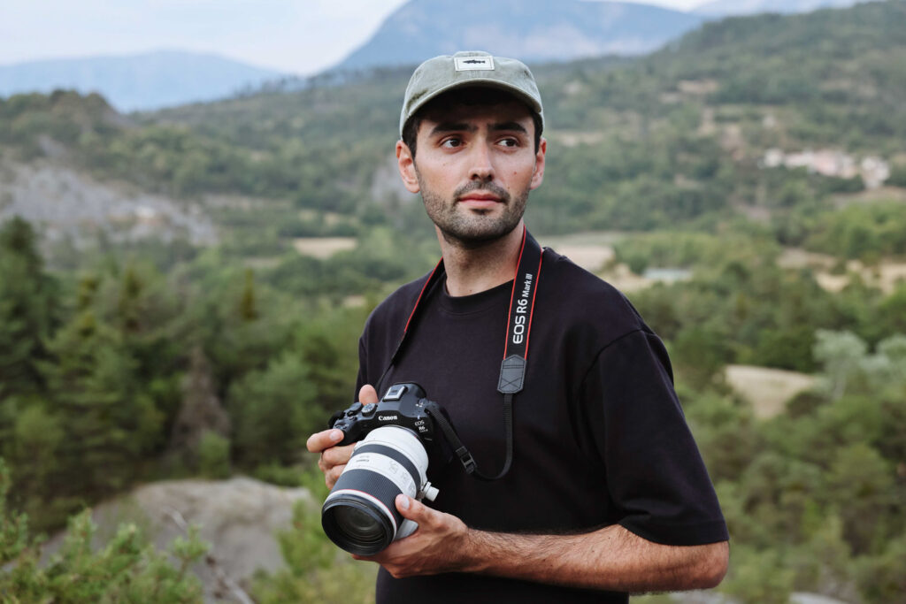 Canon EOS R6 III in handen van fotograaf met berglandschap op de achtergrond