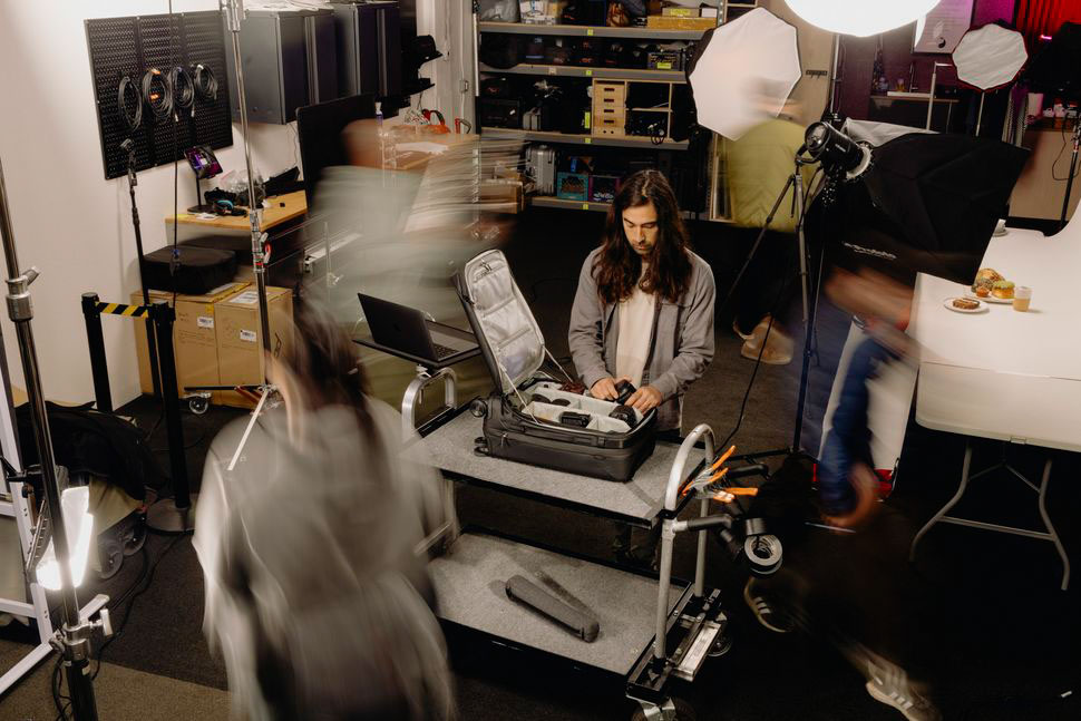 peak design roller pro clamshell ontwerp met camera materiaal