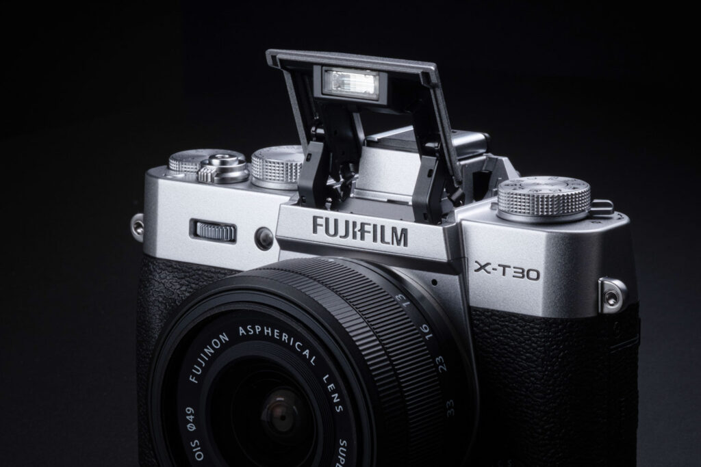 fujifilm x-t30 voorkant met flits