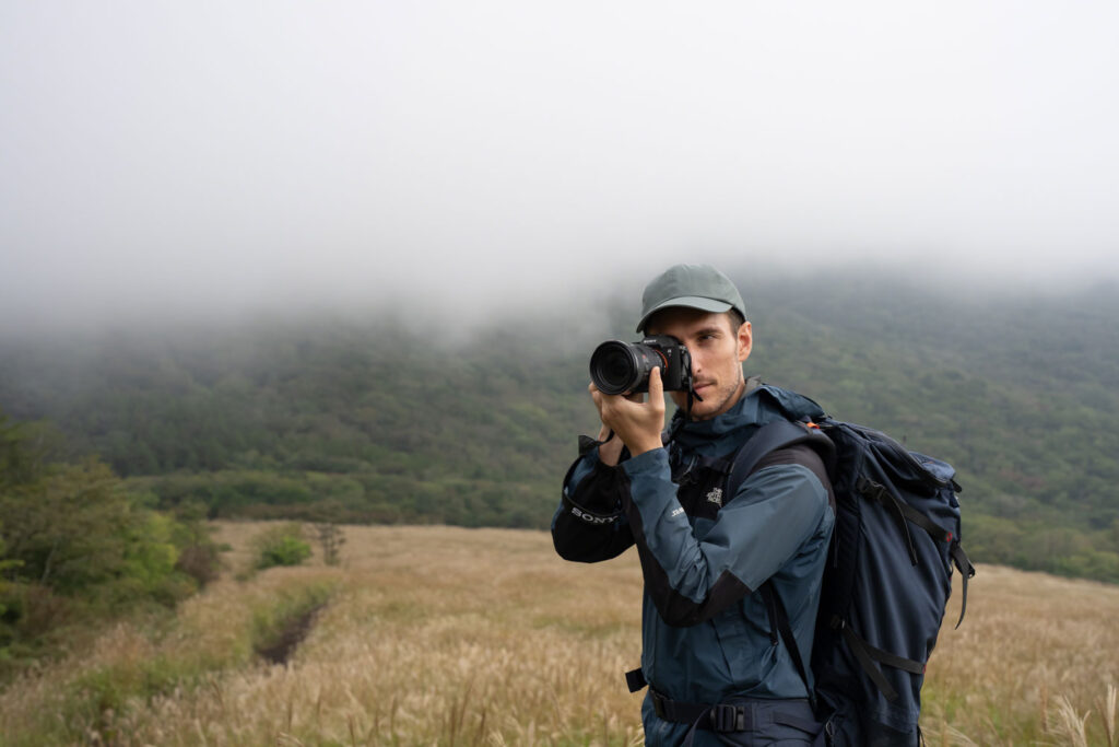 Sony A7 V fotograaf in veld met mist