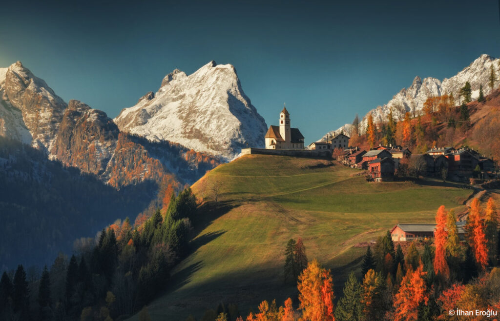Sony A7 V voorbeeldfoto kerk op berg in landschap