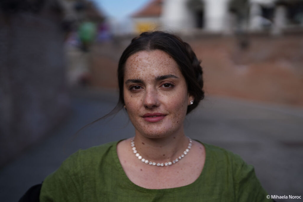 Sony A7 V voorbeeldfoto portret van vrouw met sproeten