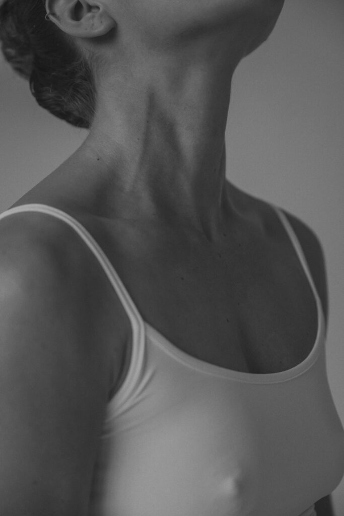 close-up torso model zwart-wit