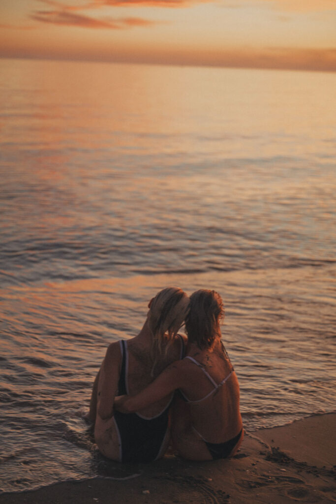 portret twee vrouwen bij zonsondergang Elien Jansen