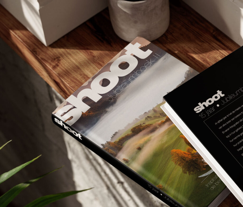 Shoot jubileumboek cover op tafel