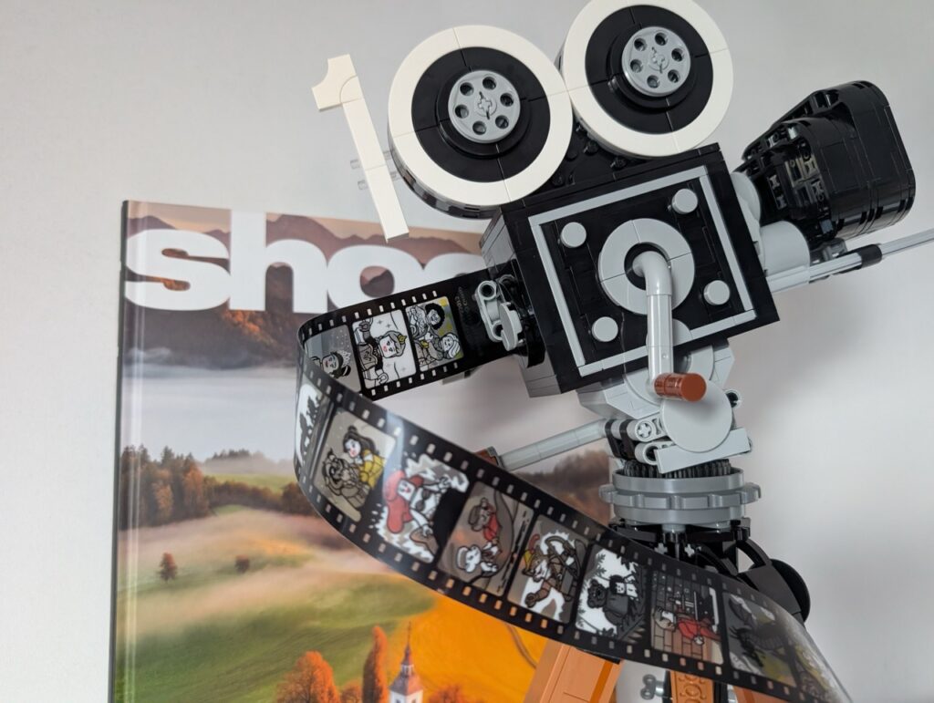 Lego Walt Disney Tribute Camera naast boek Shoot