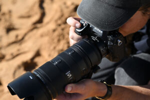 Nikon Nikkor Z 70-200mm f/2.8 VR S II in handen fotograaf