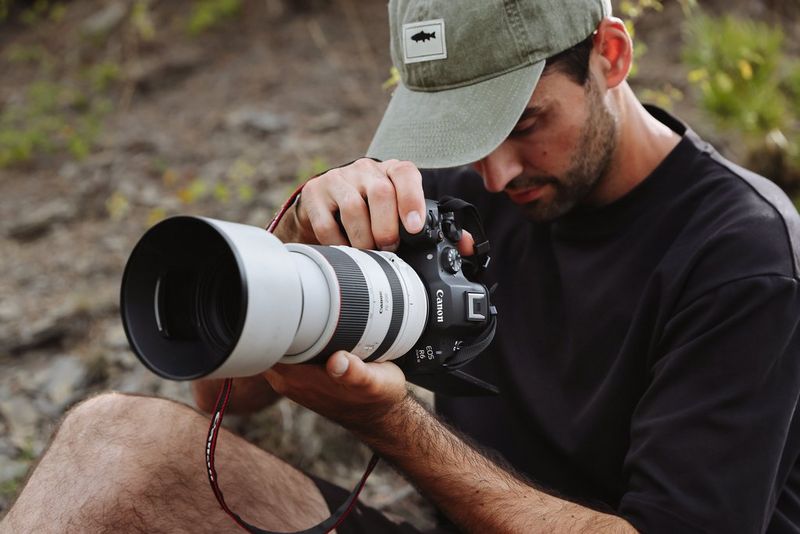 EOS R6 III in handen fotograaf