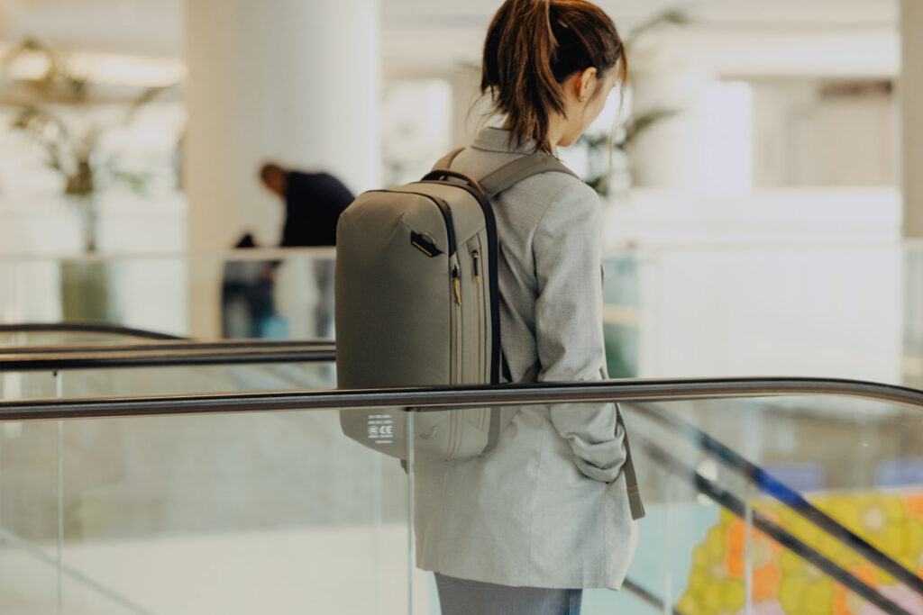 Vrouw met grijze Travel Backpack 20l op haar rug