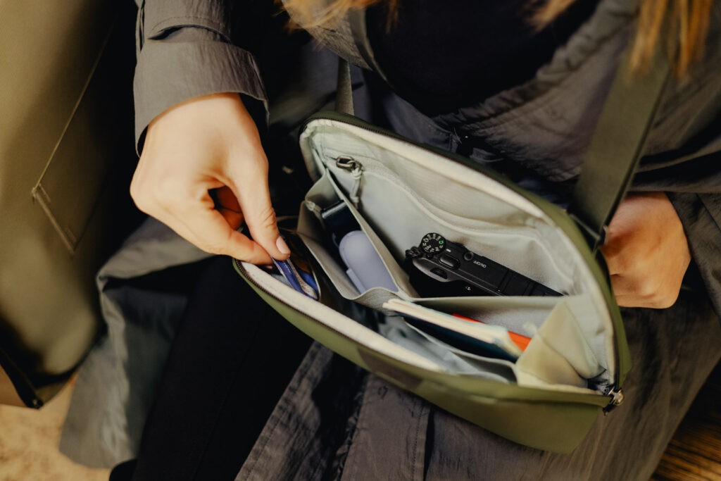 De crossbody met binnenin een compact camera