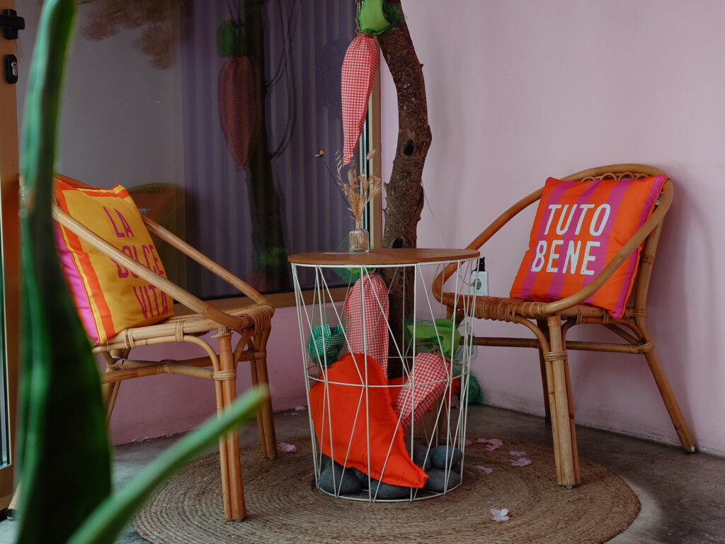 gekleurde stoelen aan een tafeltje