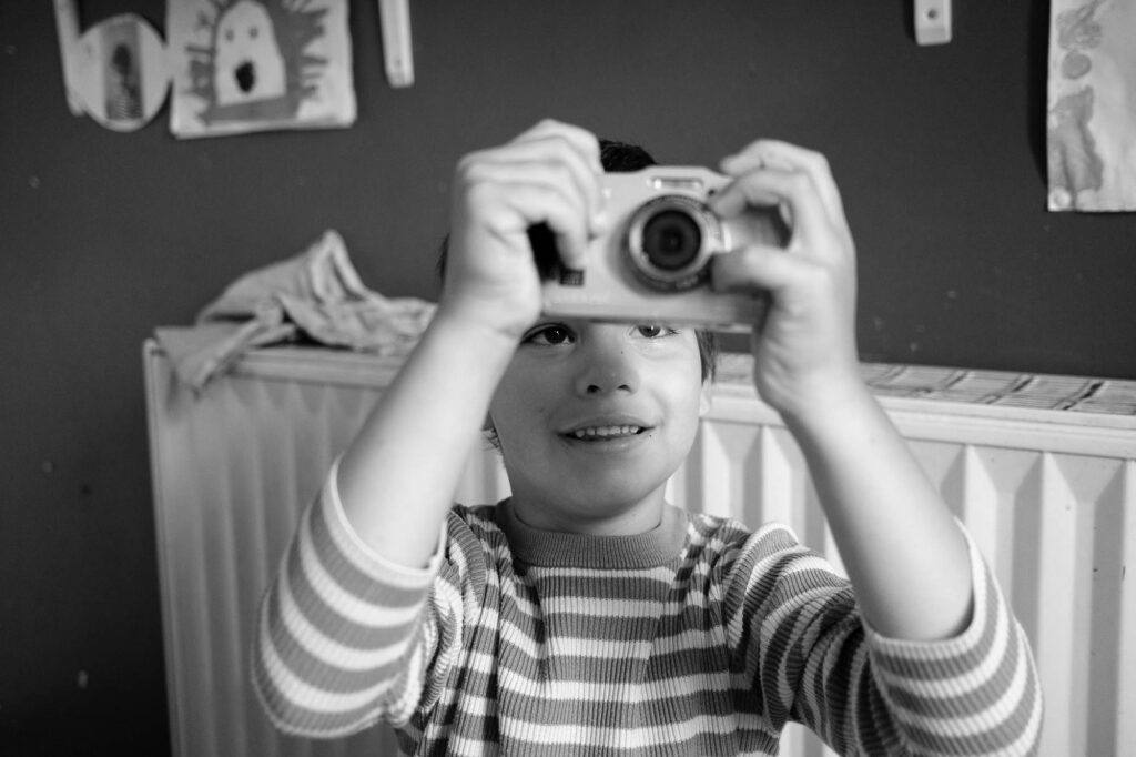 portret van jongen met camera