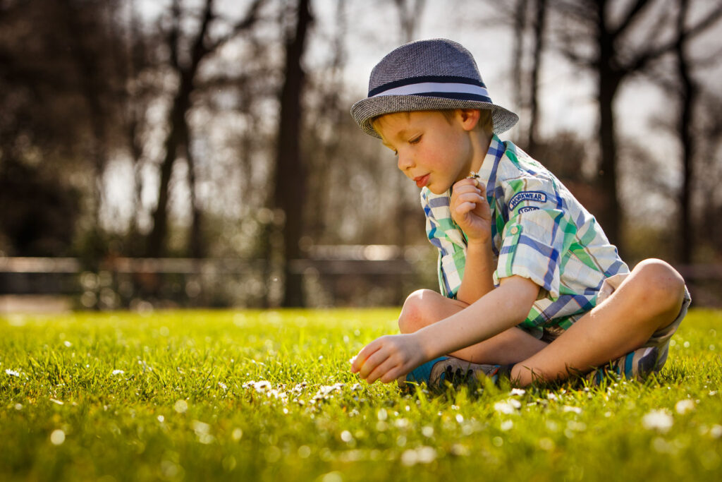 jongen in het gras, portret