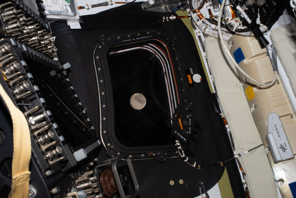 Maan gezien vanuit Orion Artemis II capsule