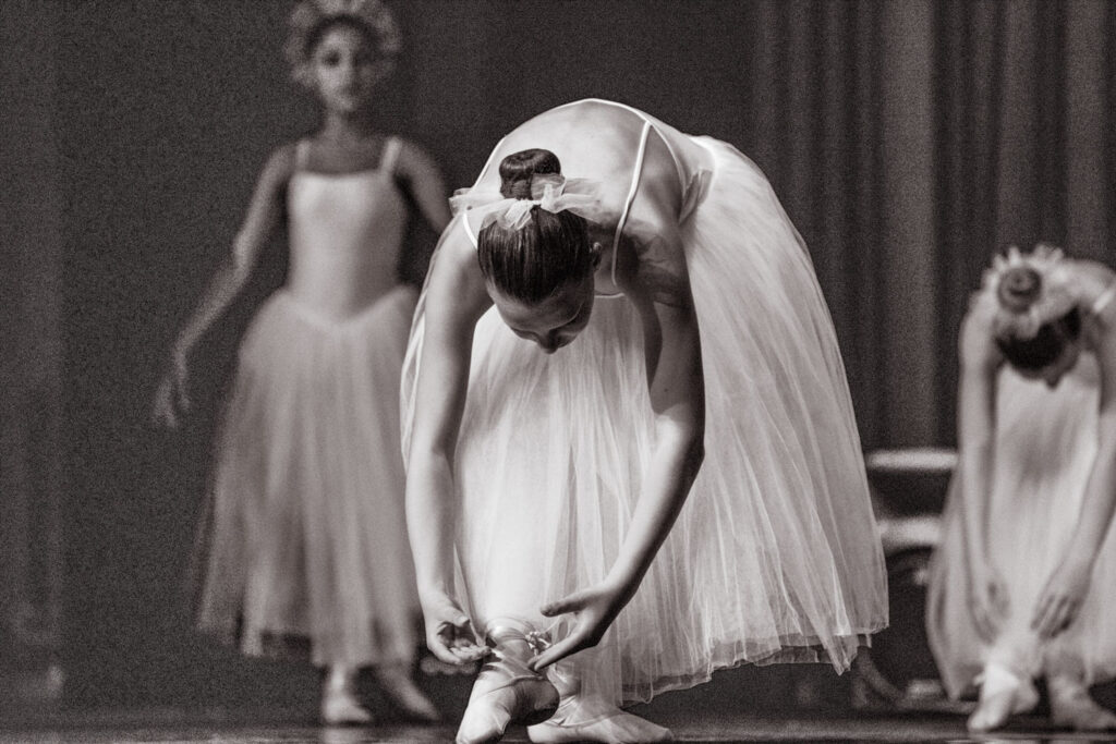 vergelijking van beeldruis en oververscherping bij ISO 6400 danseresfoto, illustratie van het effect van dpi en resolutie op afdrukken