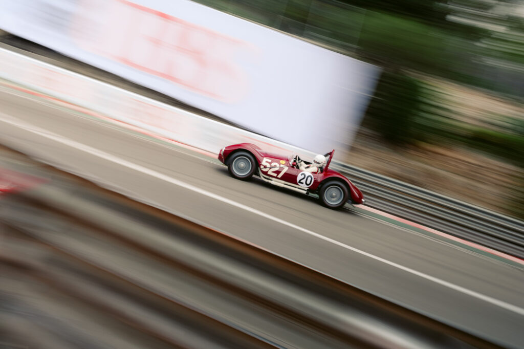 foto van racewagen op racebaan met motion blur