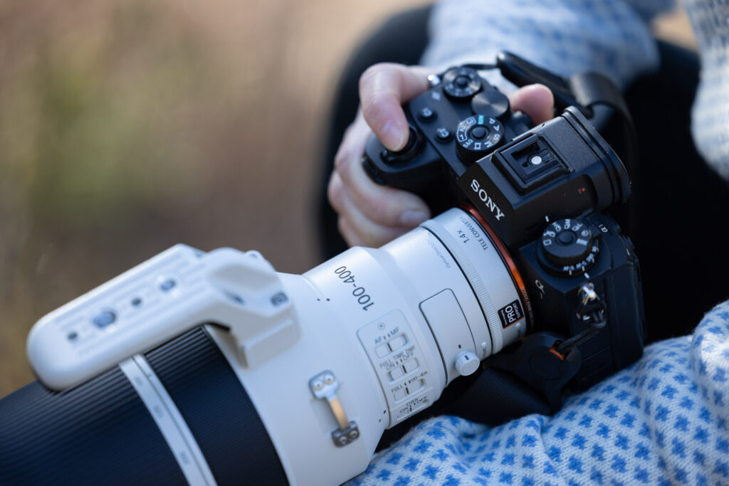 Sony FE 100-400mm F4.5 GM OSS lens op camera van Sony