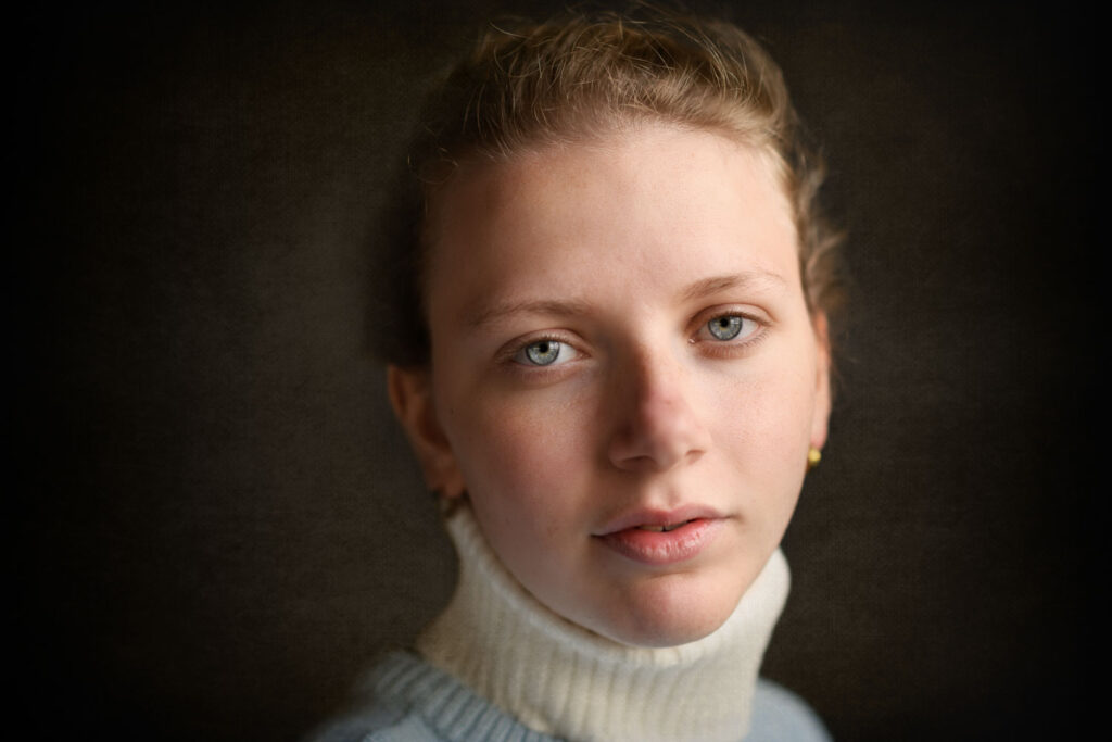 Fine-art portret PUUR van Aimélie zonder make-up, gemaakt met natuurlijk raamlicht en groot diafragma voor fine-art fotografie