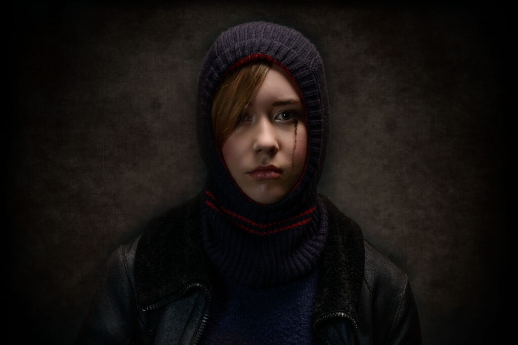 Fine-art portret Bauke als Tomboy met leren vest, muts en uitgelopen make-up als symbool voor verborgen emoties