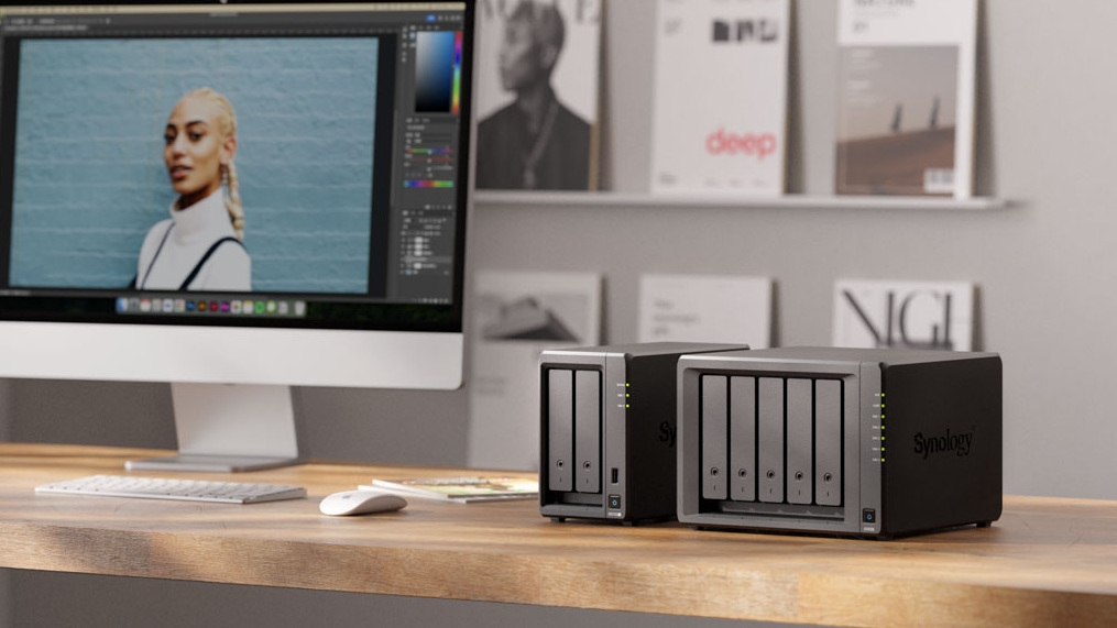 Synology NAS in kantoor naast mac computer