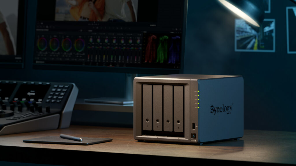 Synology NAS op bureau donkere ruimte