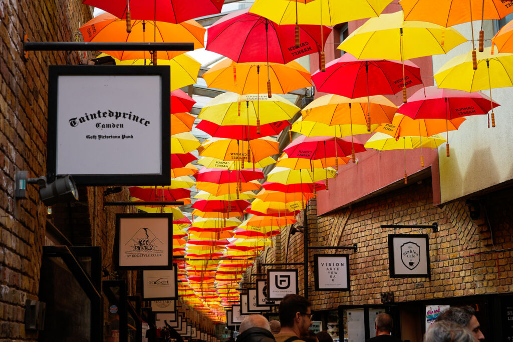 gekleurde paraplu's in Londen