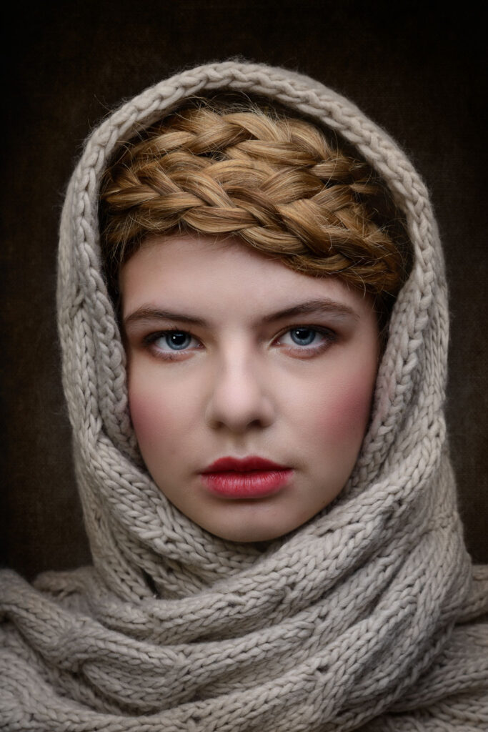 Fine-art portret met speciale make-up, gevlochten haar en accessoires voor een artistiek resultaat