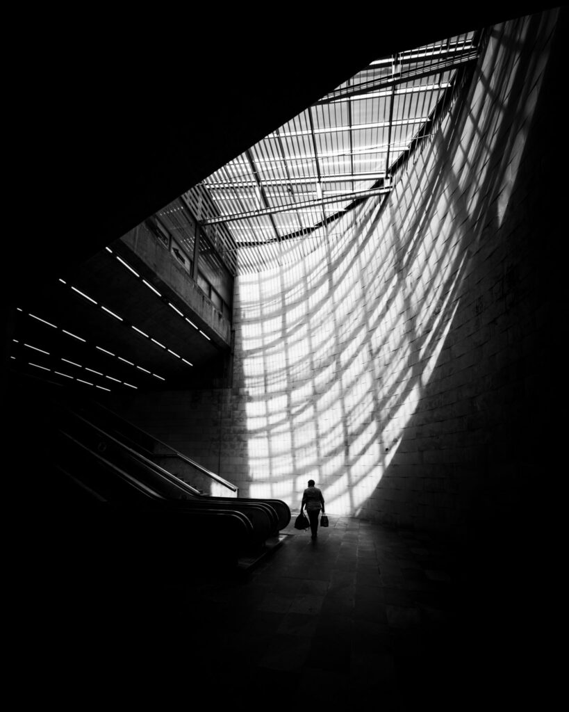 candid straatfotografie timing hard licht schaduwen stedelijke tunnel zwart-wit