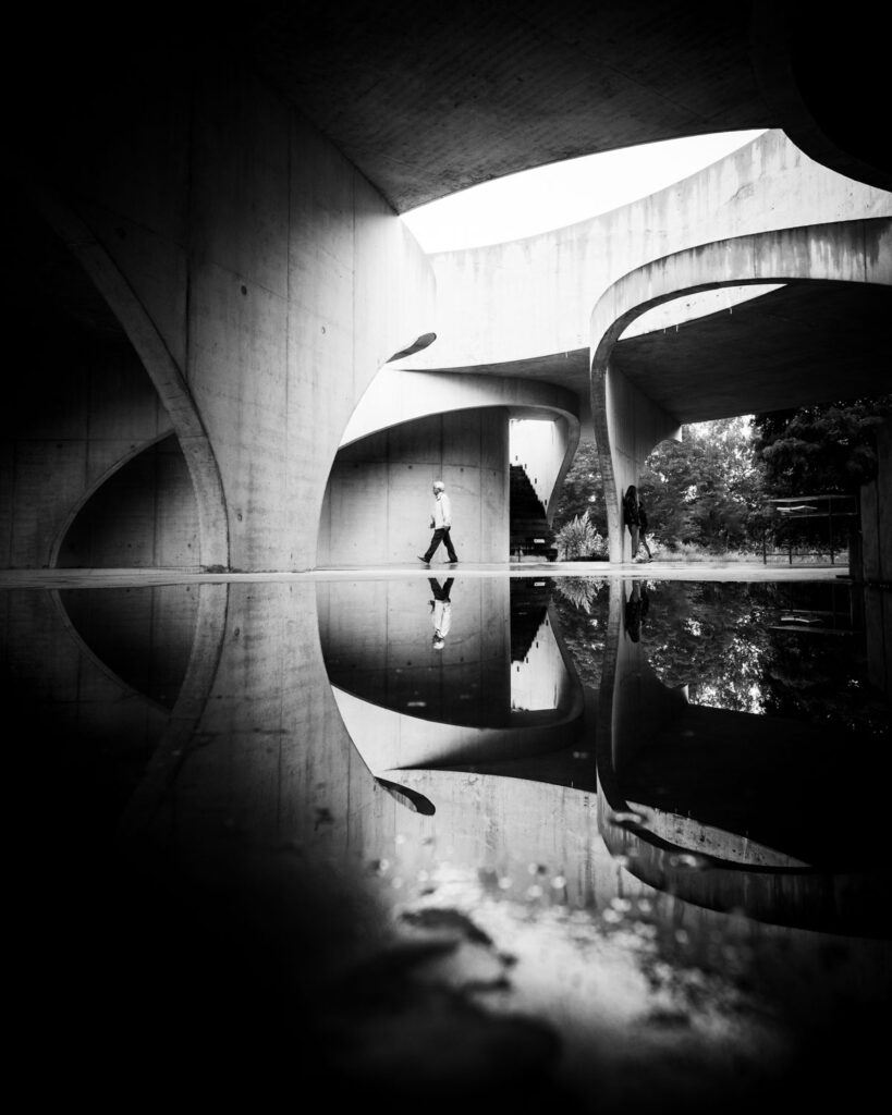 puddle shot straatfotografie regenplas spiegeling stad zacht licht compositie