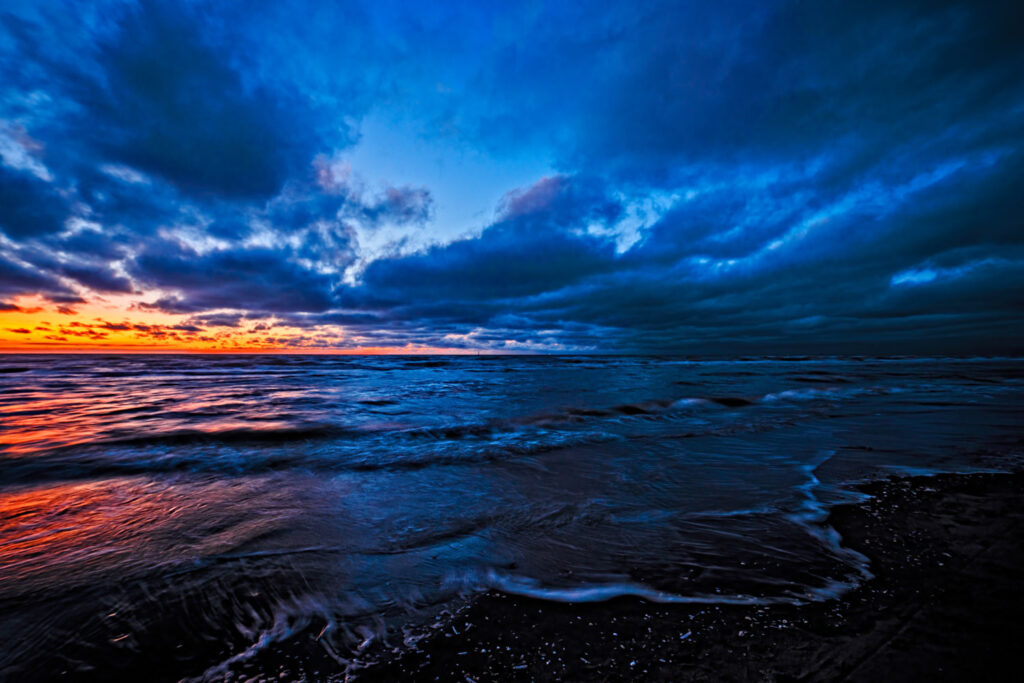 groothoekfotografie zeelandschap zonsondergang golf voorgrond horizon midden f/8 14mm