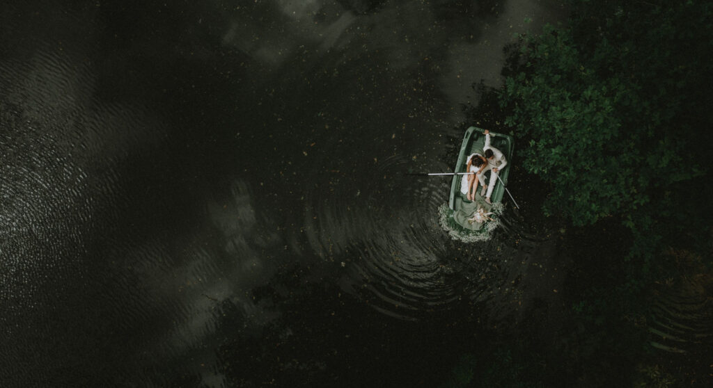 bruidsreportage vanuit de lucht op water, FEP Awards 2024 winnaar fotowedstrijd
