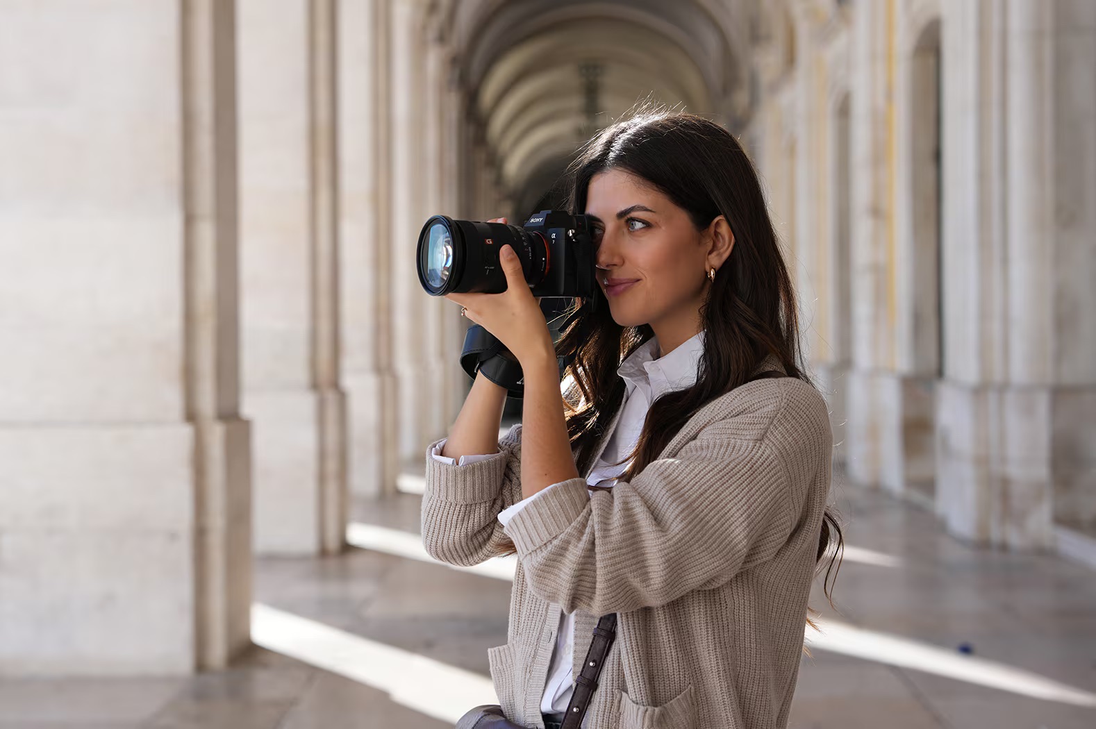 Sony A7V camera handen vrouwelijke fotograaf donker haar