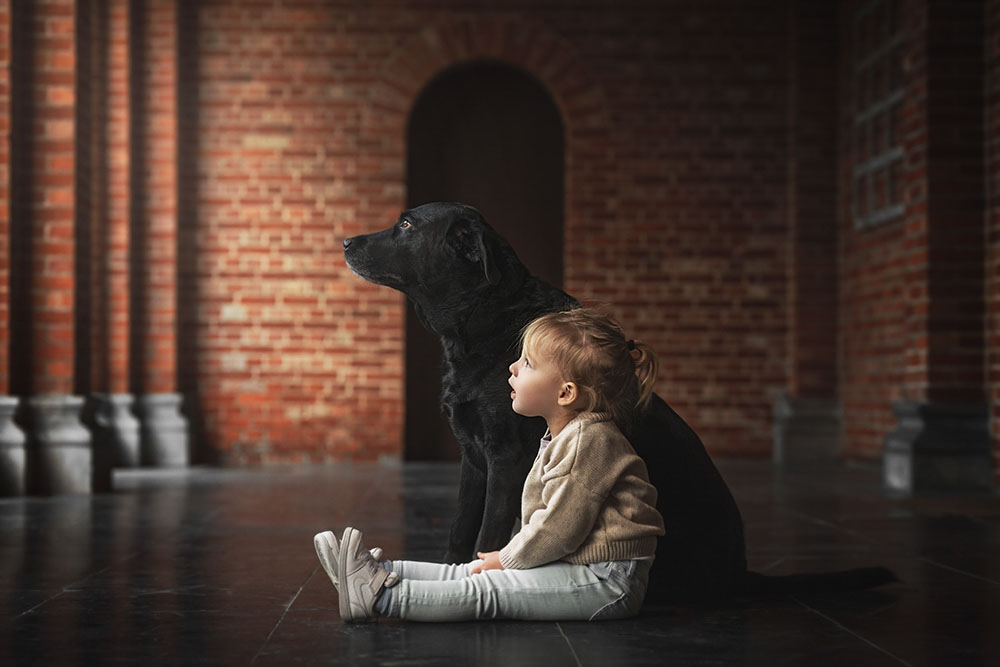 hond en meisje in een gang