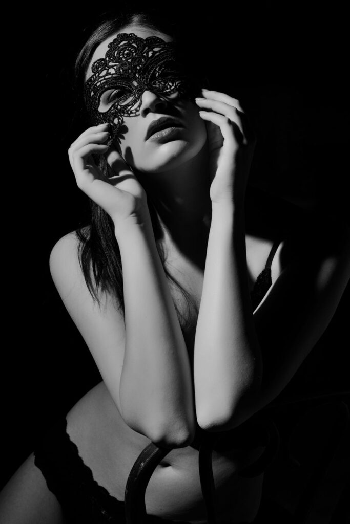 Fine-art portret Femme Masquée met clair-obscur belichtingstechniek, gemaakt door Peter Nackaerts