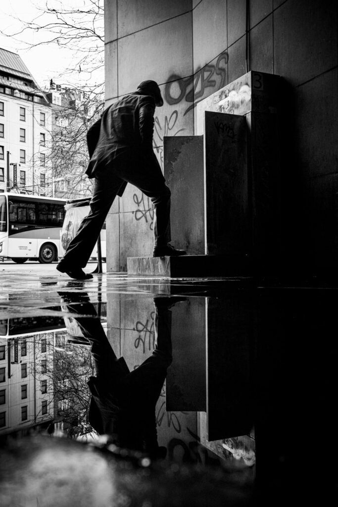 rauwe straatfotografie stedelijke sfeer Bruce Gilden authentiek straatmoment zwart-wit