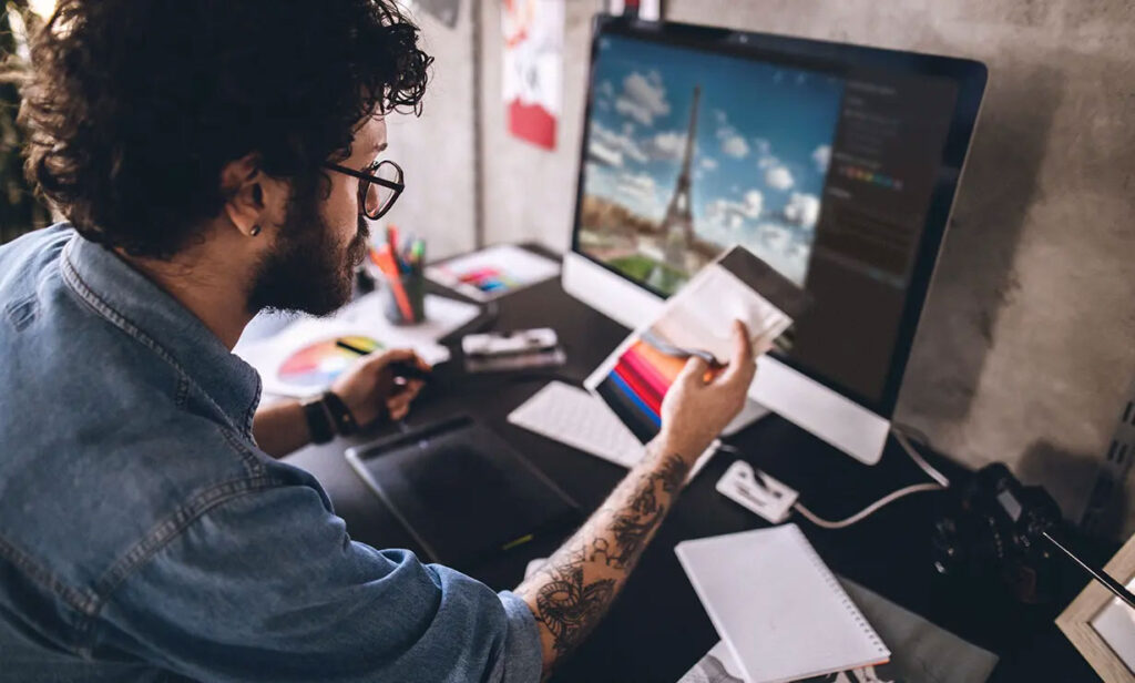 Fotograaf selecteert foto's aan computer