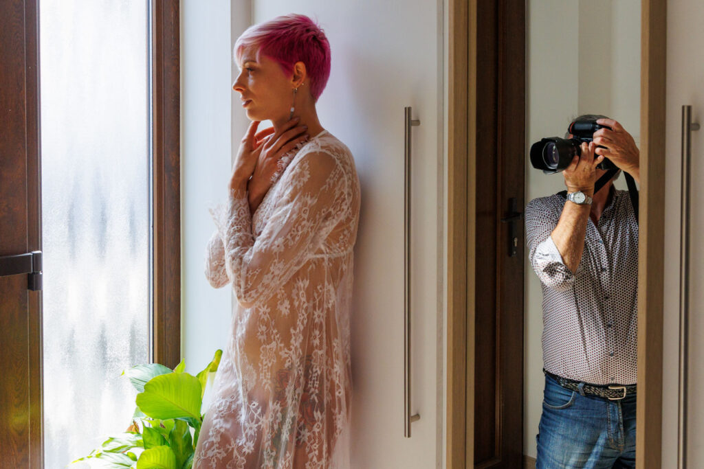 Modelfotografie in huis tijdens een workshop met de fotograaf zichtbaar in de spiegel