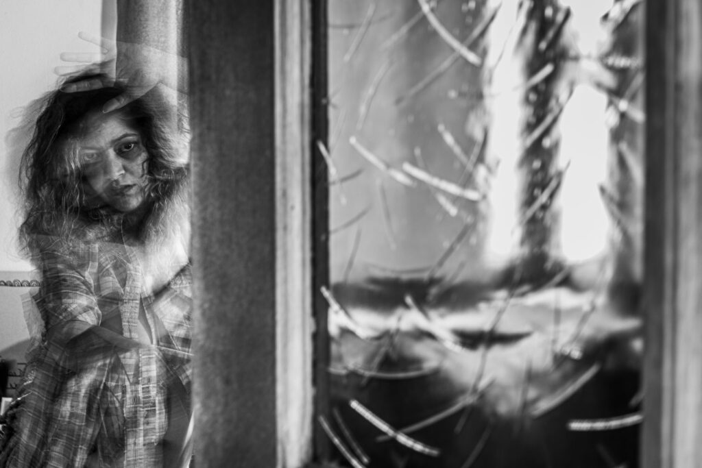 Modelfotografie in huis met bewuste bewegingsonscherpte bij een sluitertijd van 1 seconde