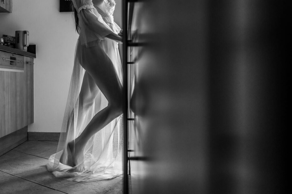 Modelfotografie in huis: model in de keuken met doorschijnend licht door de kledij