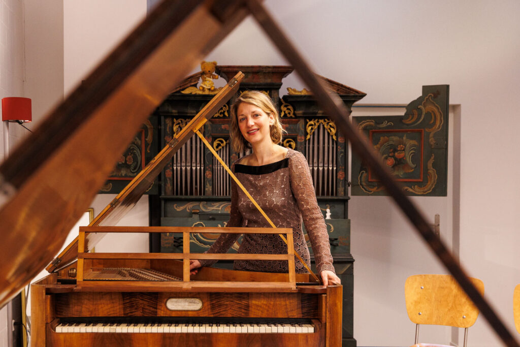Modelfotografie in huis: reportagefoto van een vrouw bij haar muziekinstrumenten met lijnen en diagonalen