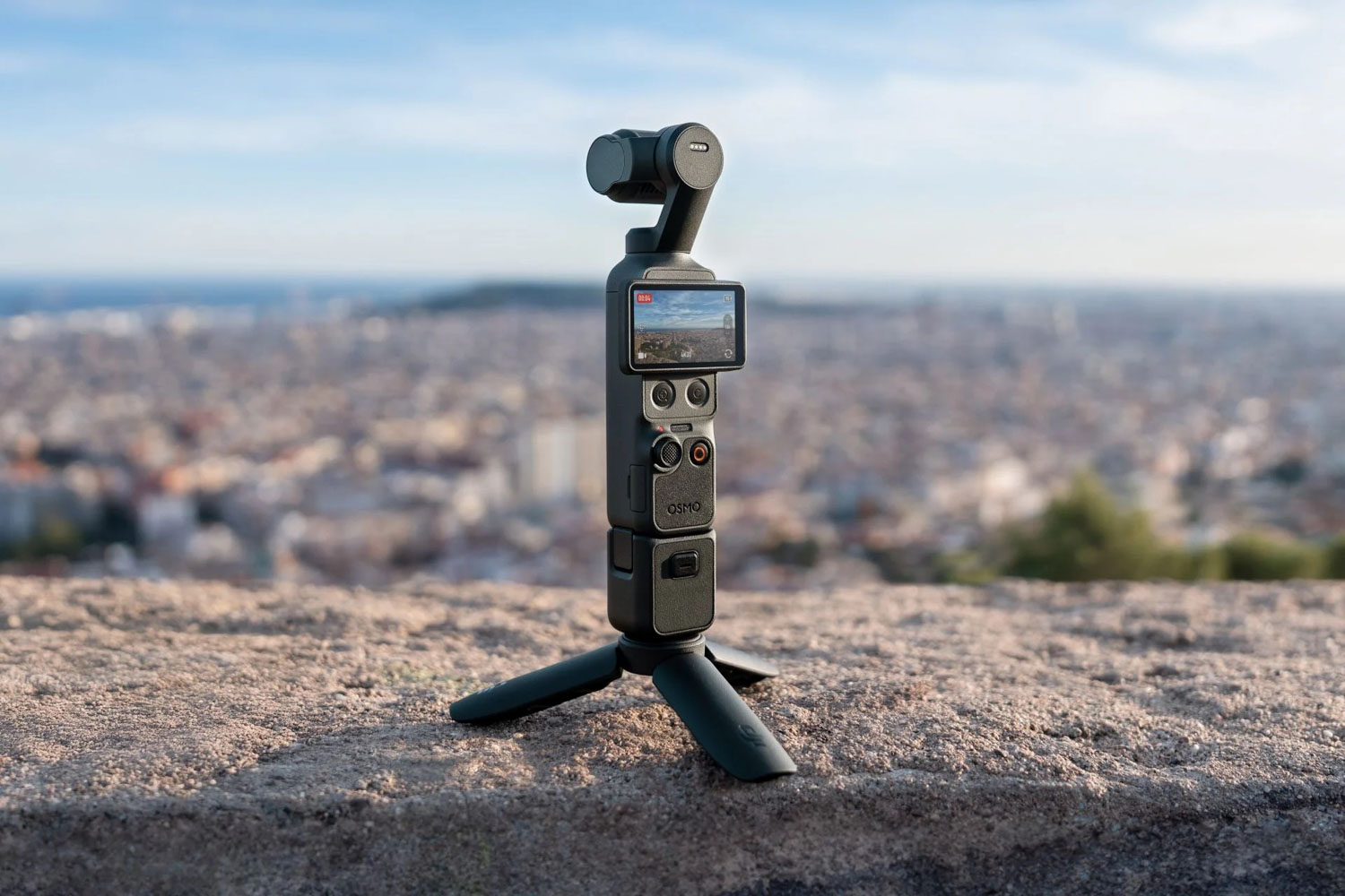DJI Osmo Pocket 4 met zicht op stad