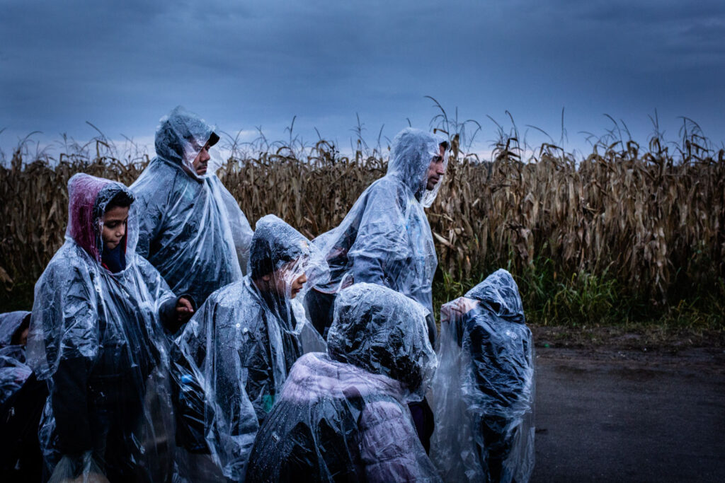 Persfotografie van vluchtelingengezinnen aan de grens Hongarije-Kroatië