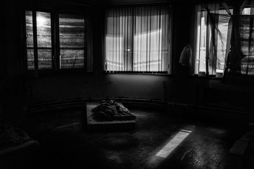 Persfotografie van daklozen in een Brussels kraakpand na de bankencrisis