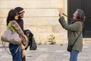 Fotografe maakt een reisportret van een koppel tijdens een masterclass straatfotografie in Puglia