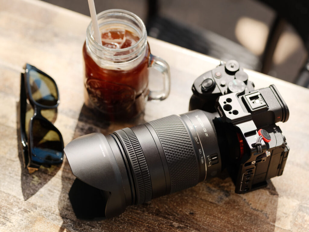 De LK Samyang AF 60-180mm F2.8 FE op een Sony full-frame camera