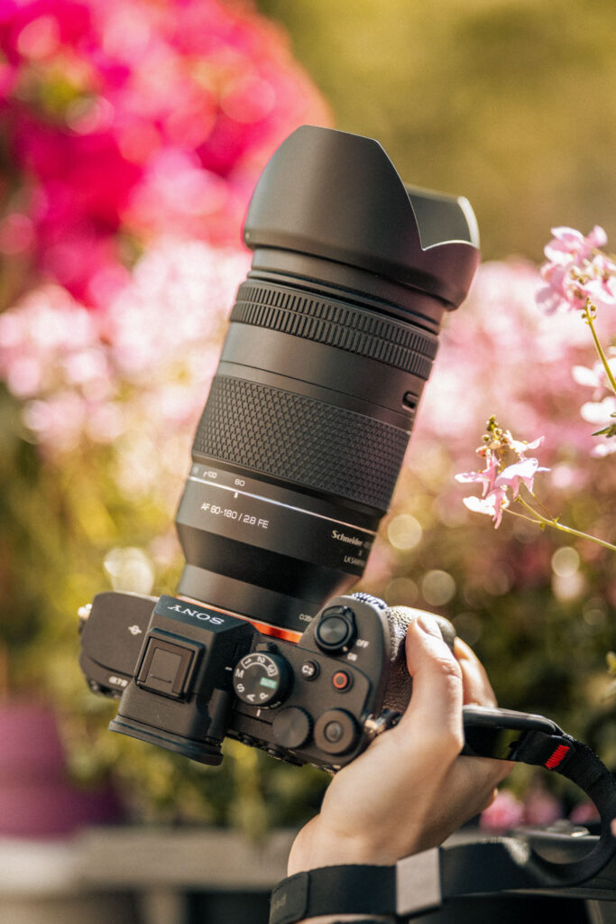 Samyang AF 60-180mm F2.8 FE op Sony camera bovenkant