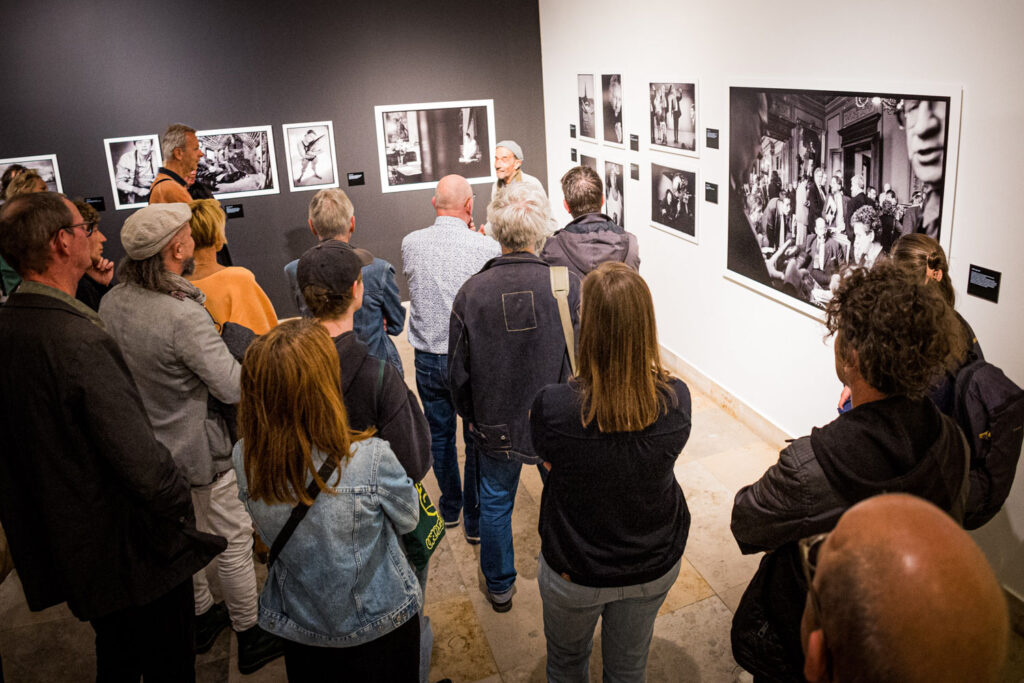 Expo met rondleidingen voor het tienjarig bestaan van fotoagentschap ID/ binnen de persfotografie